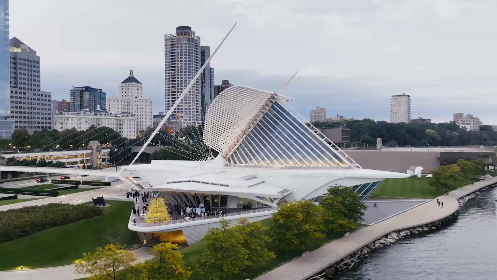 Milwaukee Art Museum: A Cultural Gem on the Shores of Lake Michigan - Photo Source